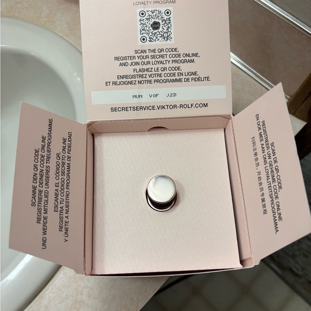 Viktor & Rolf Pink Box with Silver Cap - Picture 2 of 4